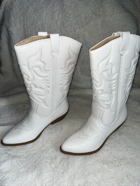 Soda White Embroidered Western Lace-Up Boots